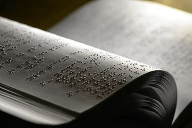 muestra un libro braille abierto por el centro