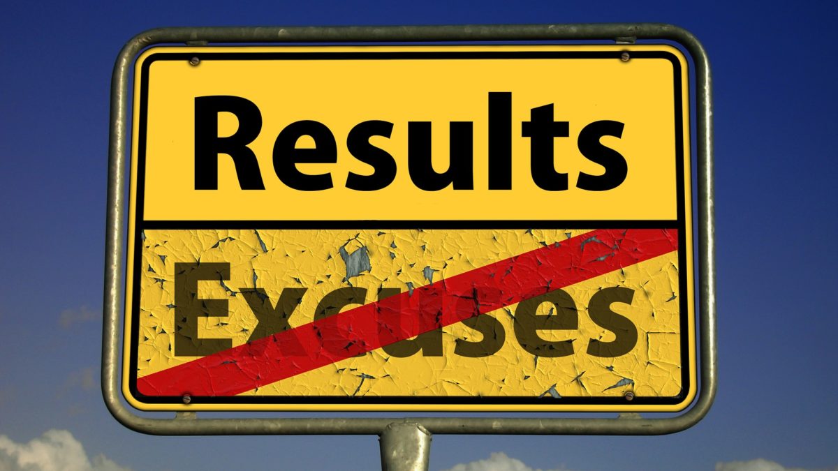 imagen con un cartel que muestra la palabra results y tacha la palabra escuses